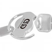 A key can be inserted into the gap of the Steering Wheel Laser Engraving Logo Keychain.