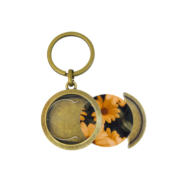The round photo keychain has a spring structure that allows for easy removal and exchange of photos.