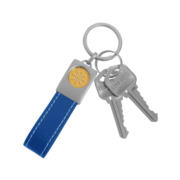 It is easy to take out the key with the leather keyring.